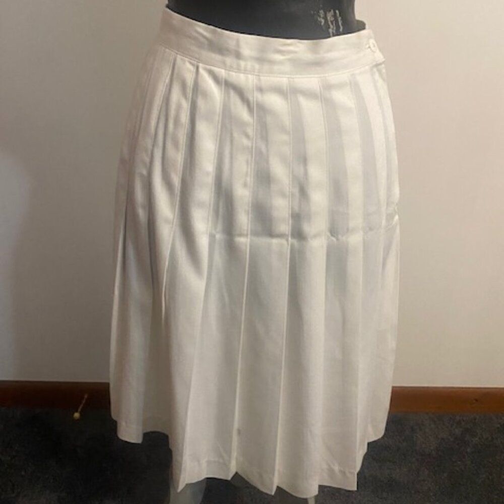 Chelsea Collection Vintage White Fit and Pleated skirt, size 10